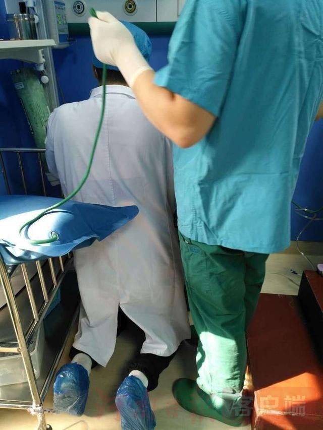 醫(yī)學(xué)教學(xué)模型 “最美下跪”照刷爆朋友圈 背后故事令人稱贊